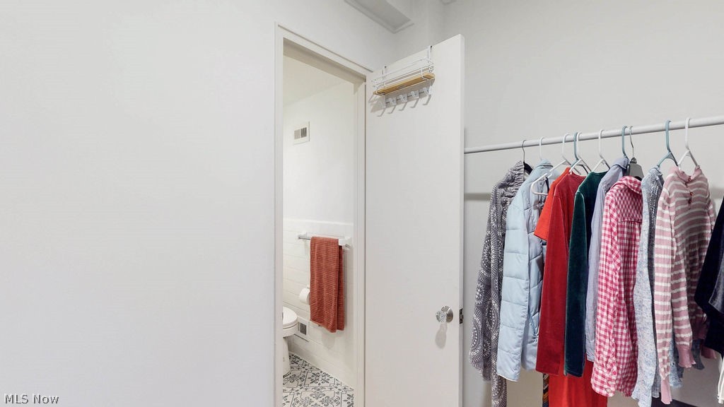 13800 Fairhill Road, Unit 203 Cleveland, OH 44120 - Photo 16 of 28 Primary suite walk-in closet.