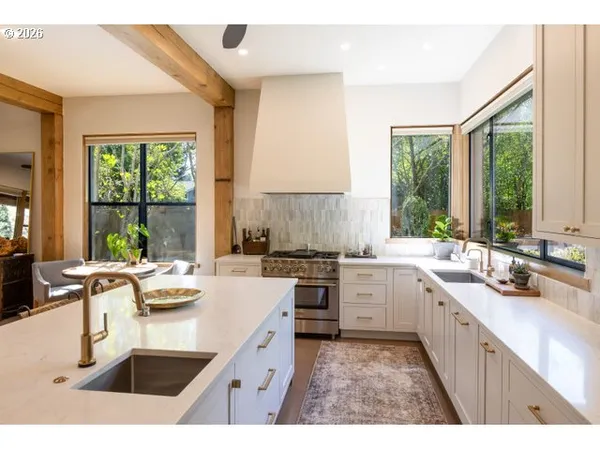 $1,449,000 | 570 Toms Drive, Hood River, OR 97031