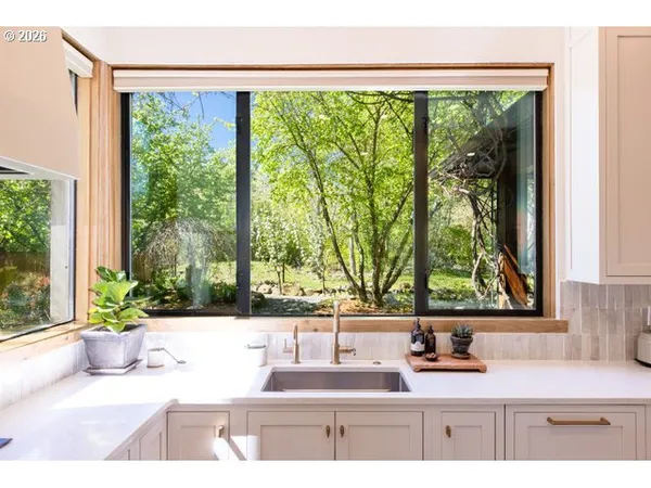 $1,449,000 | 570 Toms Drive, Hood River, OR 97031