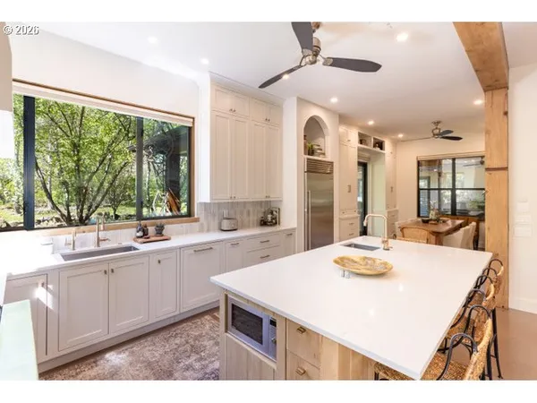 $1,449,000 | 570 Toms Drive, Hood River, OR 97031