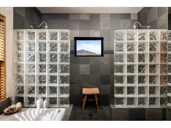 $1,449,000 | 570 Toms Drive, Hood River, OR 97031