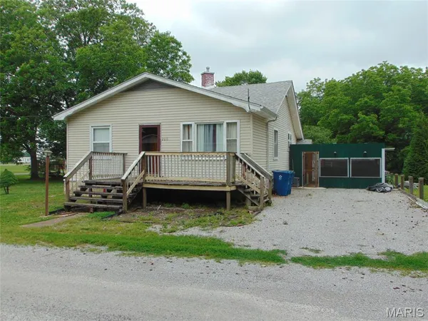 $65,000 | 200 Cherry Avenue, Vergennes, IL 62994