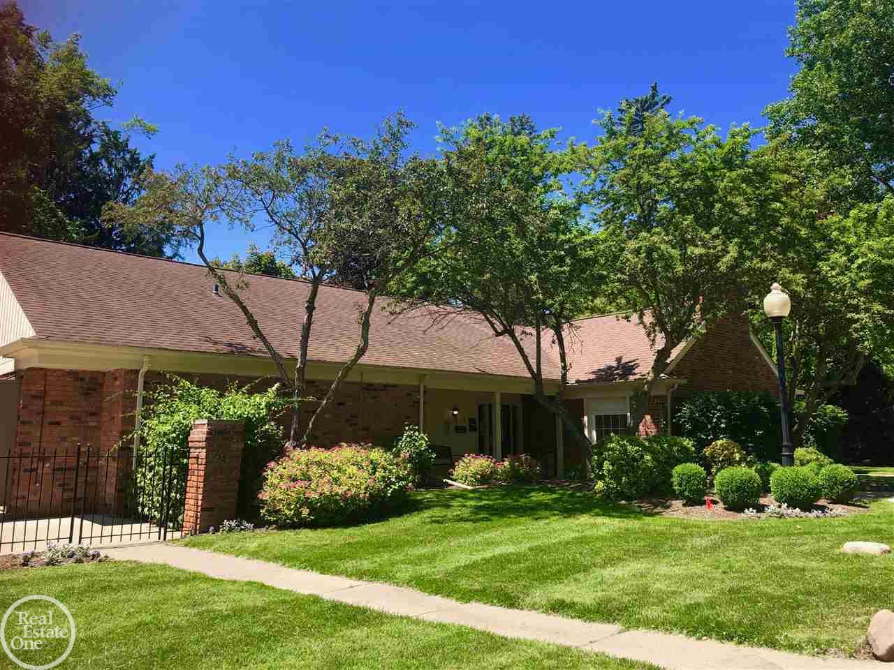 1396 Crescent Lane Rochester, MI 48306 - Photo 32 of 33 31391422-32.JPG
