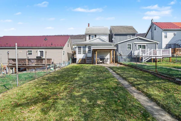 a view of a house with a yard