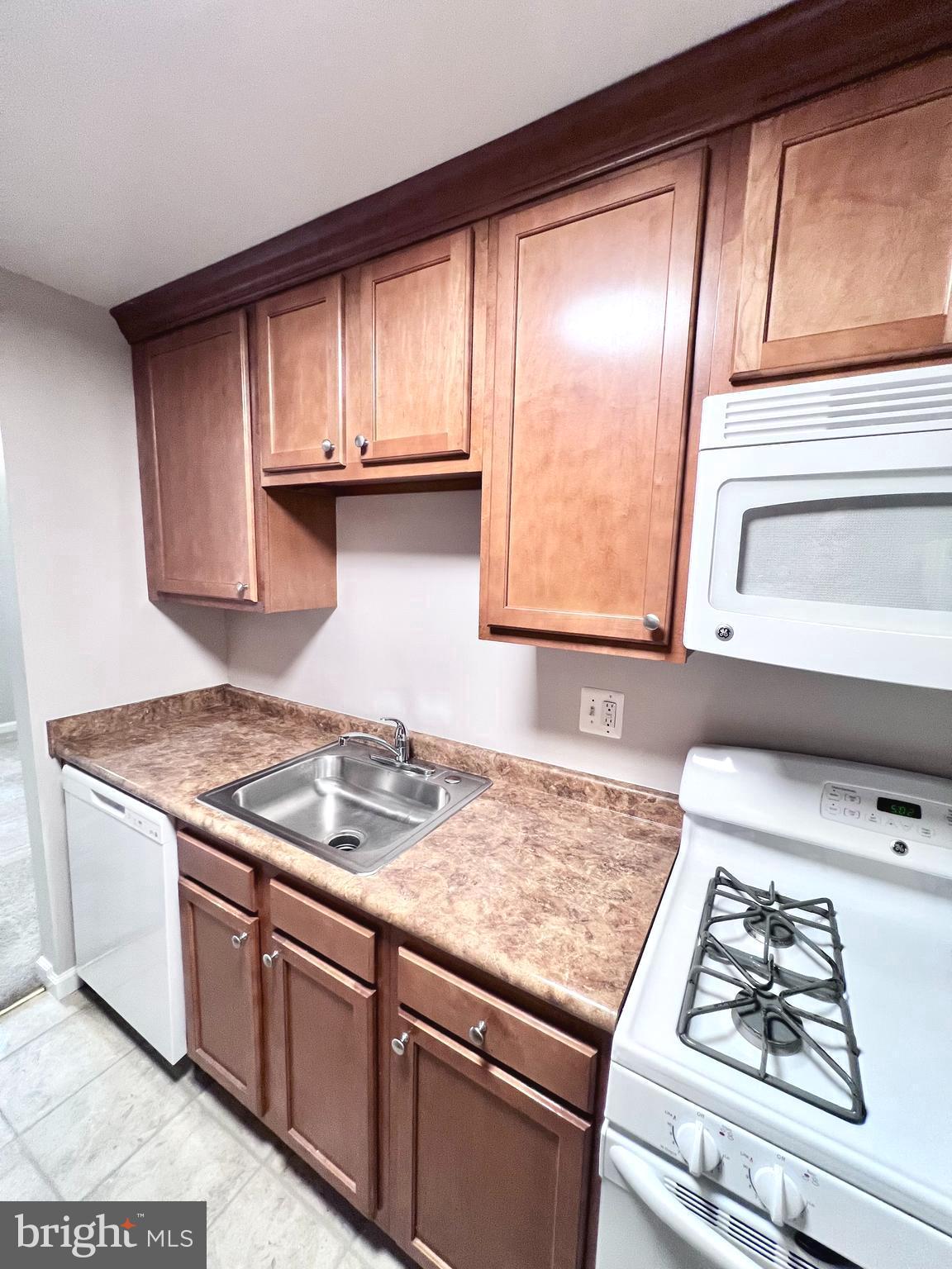 5111 8th Road South, Unit 202 Arlington, VA 22204 - Photo 17 of 41 Kitchen