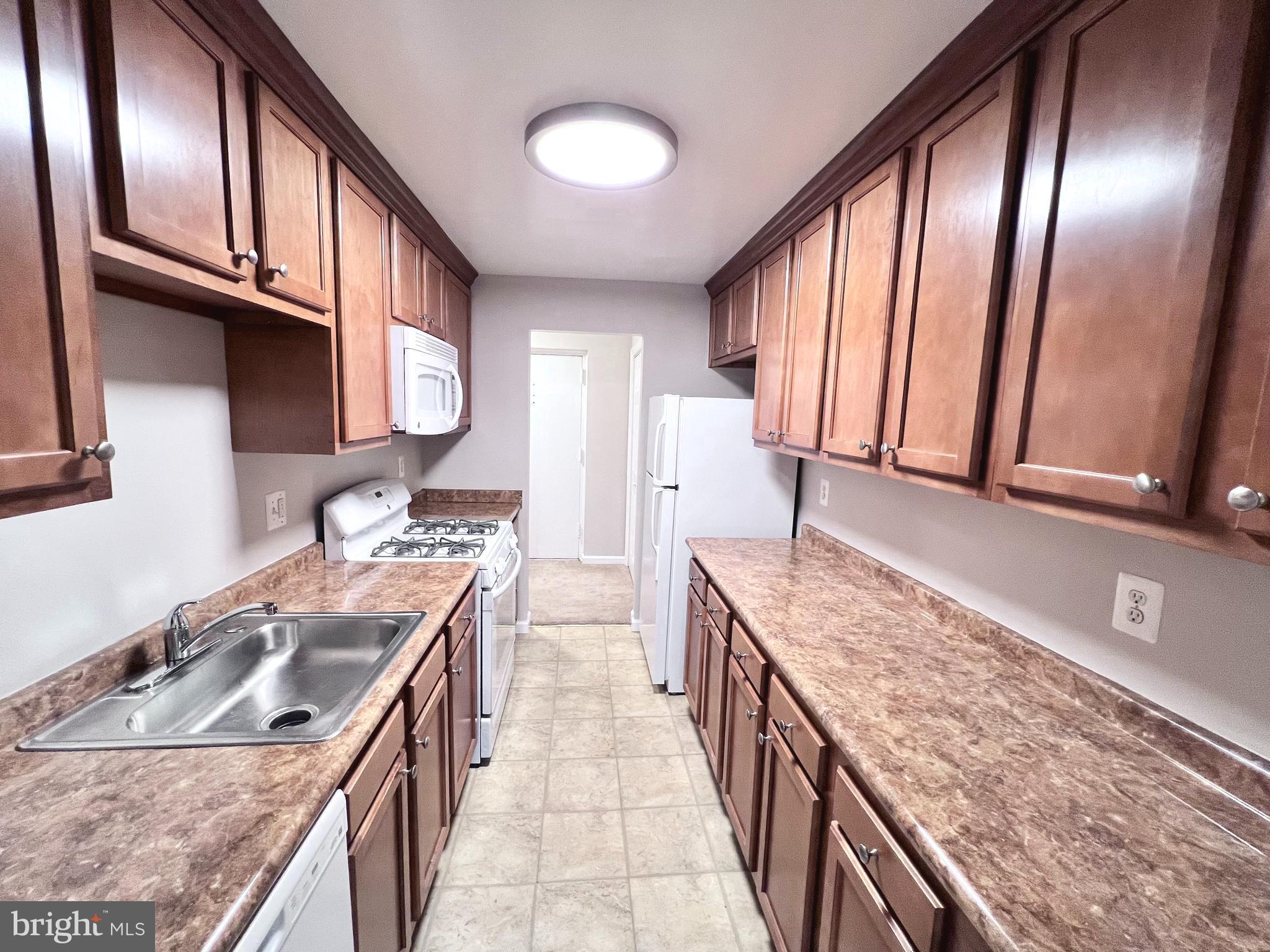 5111 8th Road South, Unit 202 Arlington, VA 22204 - Photo 10 of 41 UPDATED KITCHEN