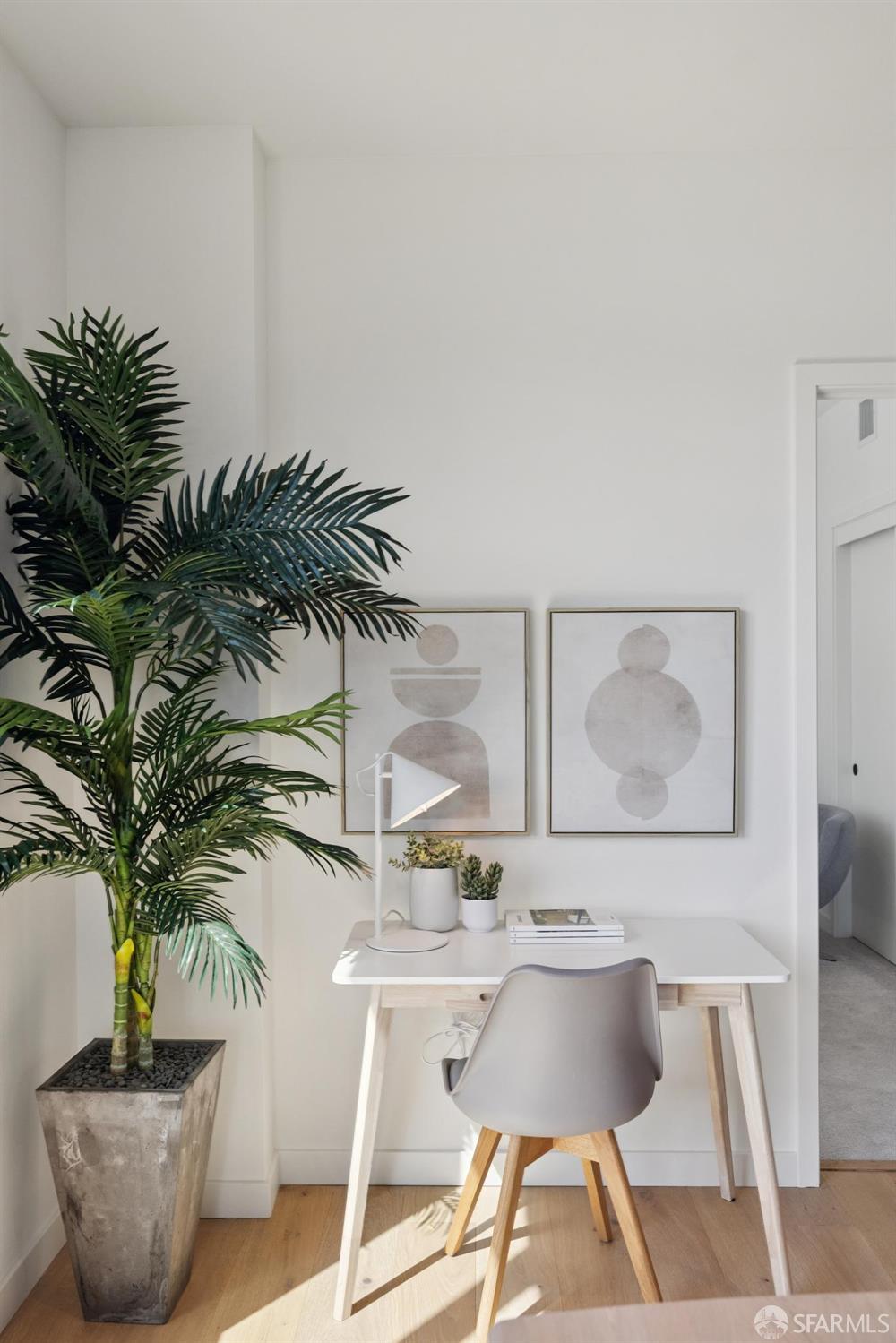 988 Harrison Street, Unit CN9 San Francisco, CA 94107 - Photo 3 of 16 a living room with furniture and a potted plant