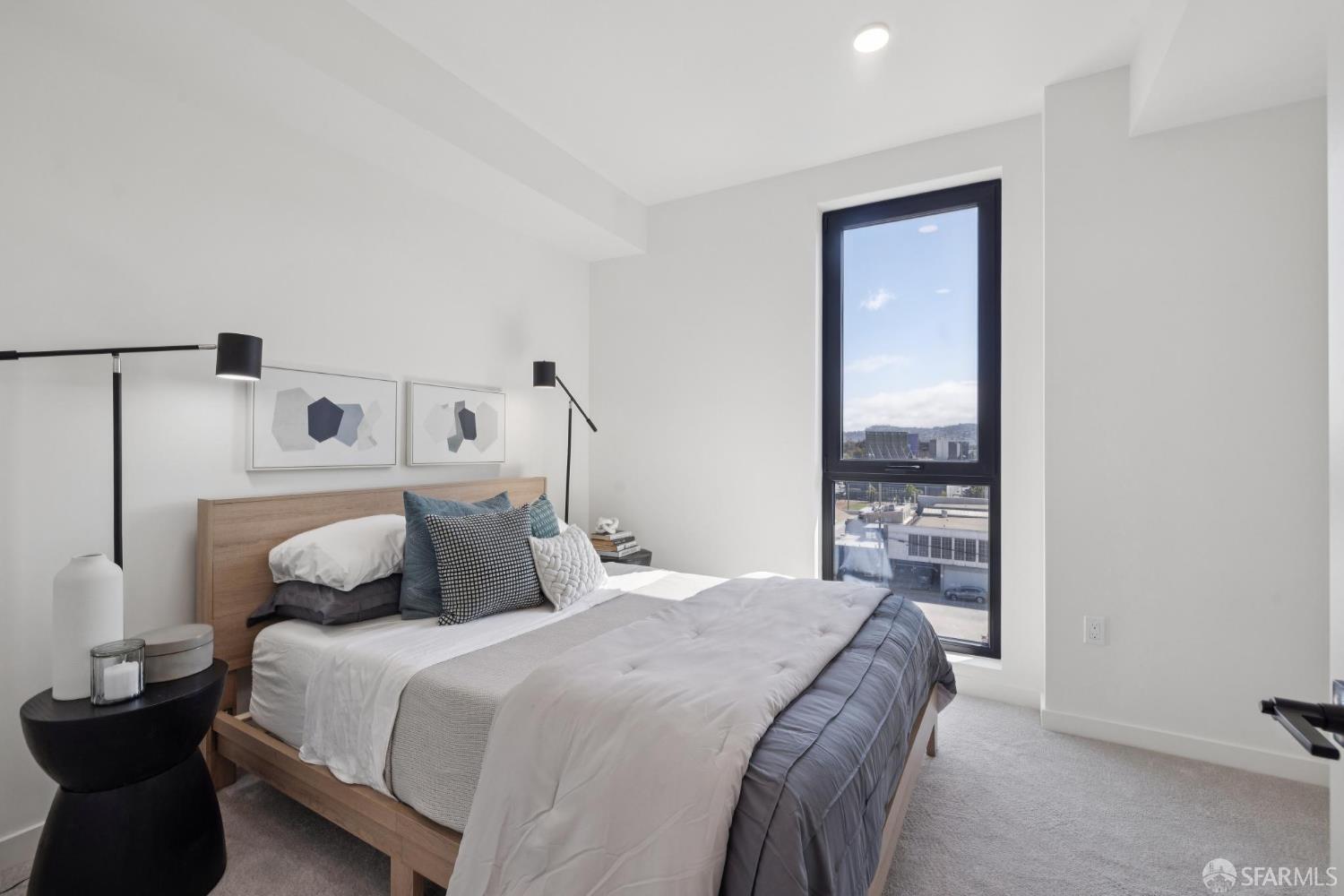 988 Harrison Street, Unit CN9 San Francisco, CA 94107 - Photo 8 of 16 a bedroom with a bed and a window