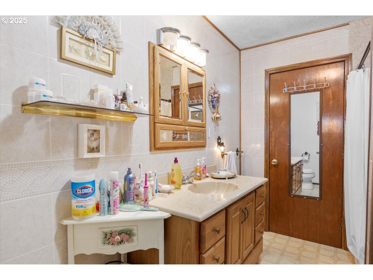 3620 Happy Valley Road Roseburg, OR 97471 - Photo 11 of 25 a bathroom with a sink vanity and a mirror