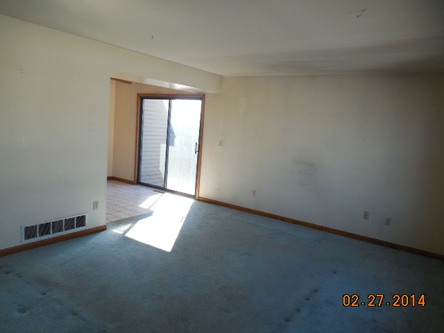 774 Lake Road New Lenox, IL 60451 - Photo 2 of 14 an empty room with glass door