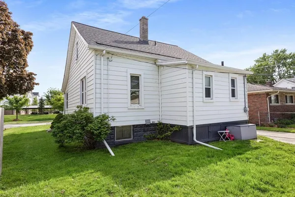$2,000 | 22713 Lanse Street, St. Clair Shores, MI 48081
