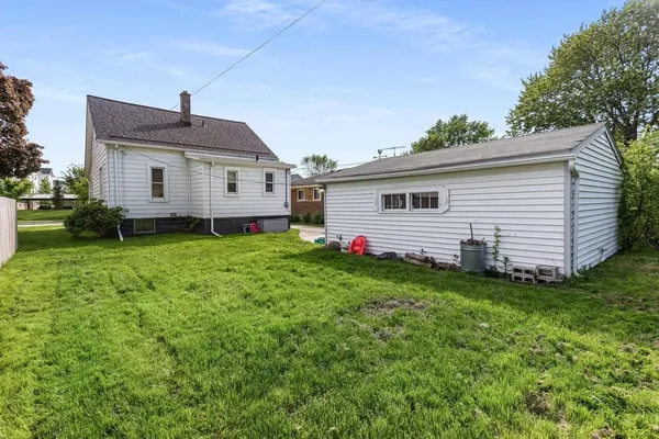$2,000 | 22713 Lanse Street, St. Clair Shores, MI 48081