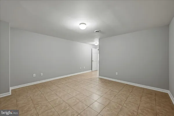 a view of empty room with window