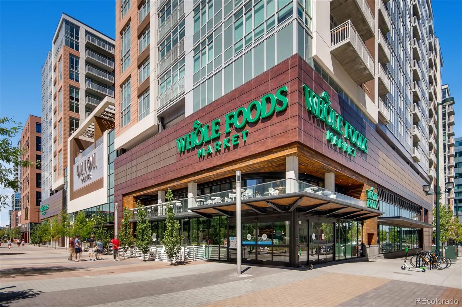 1449 Wynkoop Street, Unit 506 Denver, CO 80202 - Photo 36 of 39 a view of a building with a lot of people on a patio