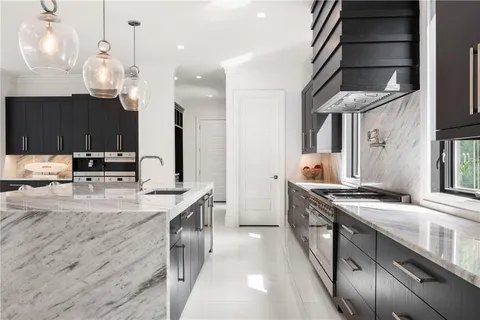 a view of a livingroom with furniture and a ceiling fan