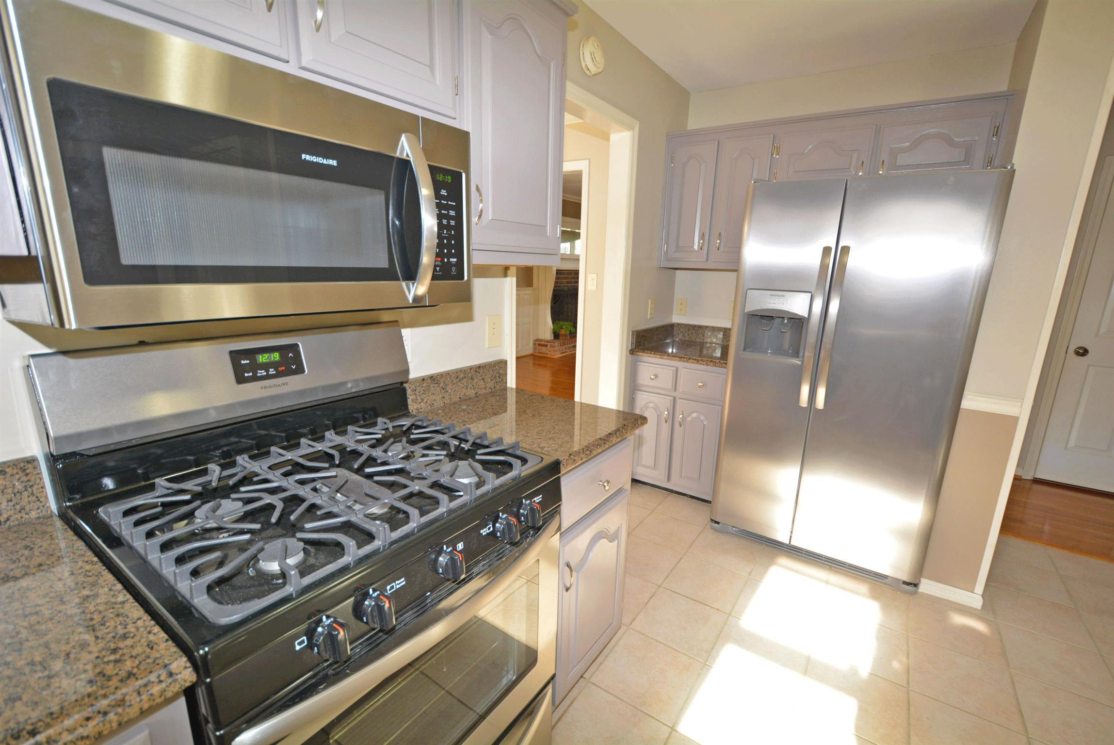 2790 Trough Springs Road Clarksville, TN 37043 - Photo 8 of 30 Stainless steel appliances