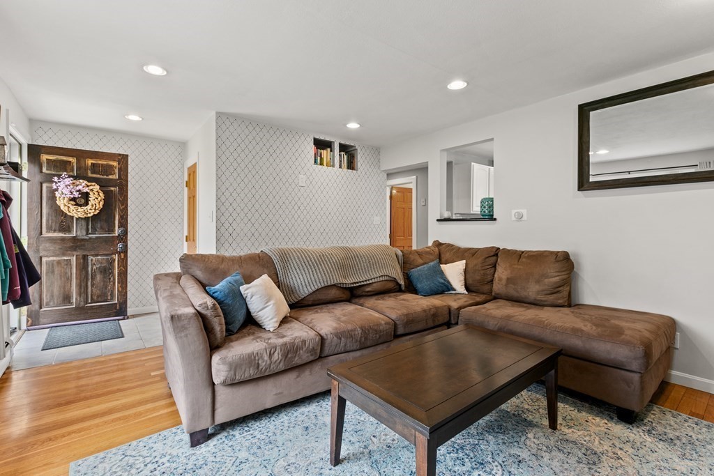 55 Dufton Road Andover, MA 01810 - Photo 4 of 24 Gallery Image 4