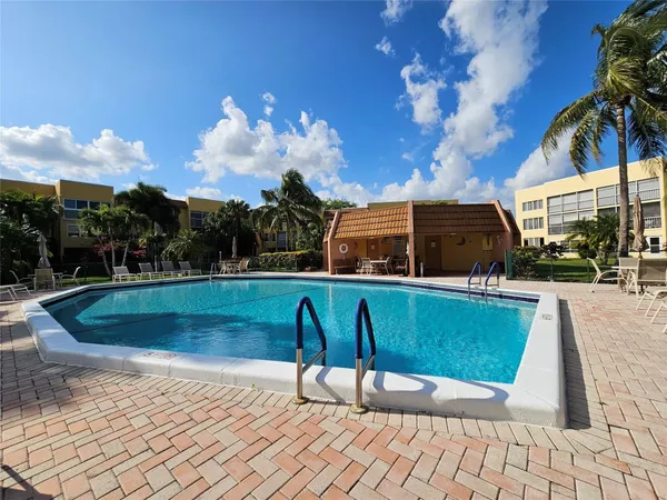 $115,500 | 6700 Royal Palm Boulevard, Unit 112, Margate, FL 33063