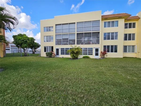 $115,500 | 6700 Royal Palm Boulevard, Unit 112, Margate, FL 33063