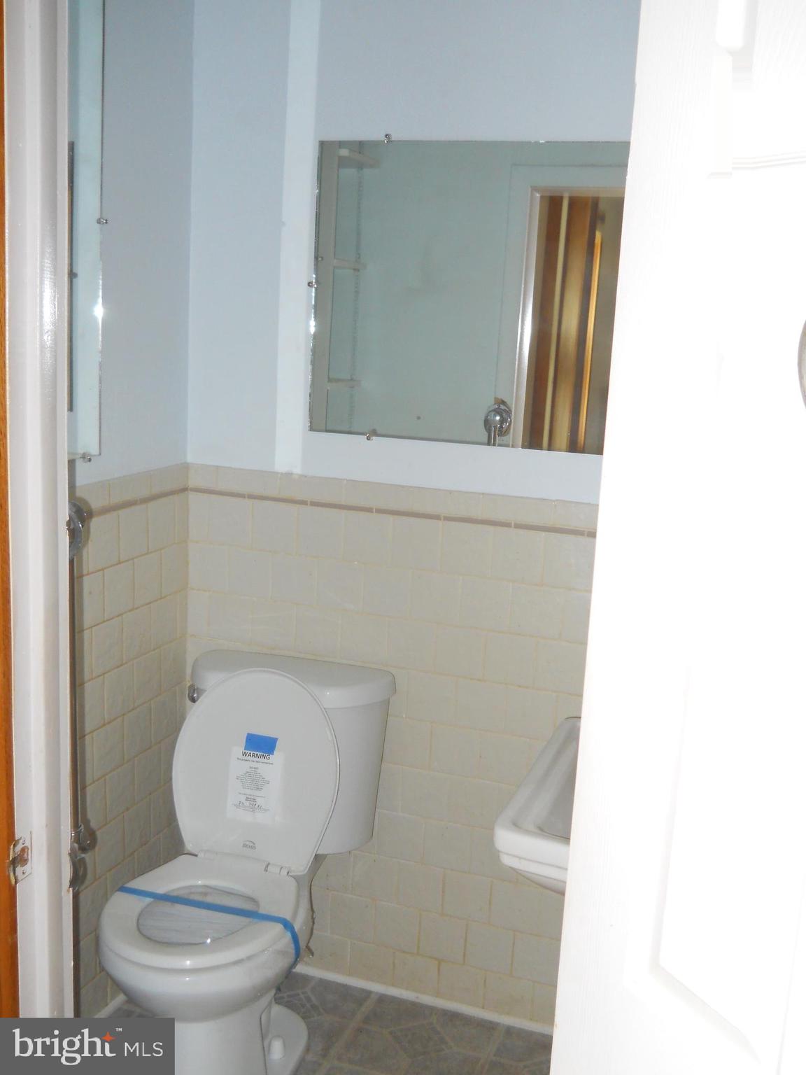 514 Tunbridge Road Baltimore, MD 21212 - Photo 8 of 16 Half bath first floor