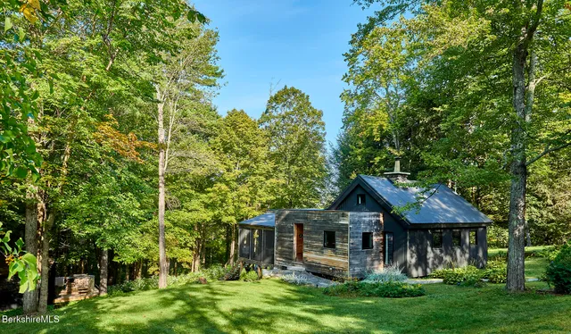 $840,000 | 15 Mahkeenac Heights Road, Stockbridge, MA 01262