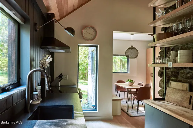 $840,000 | 15 Mahkeenac Heights Road, Stockbridge, MA 01262