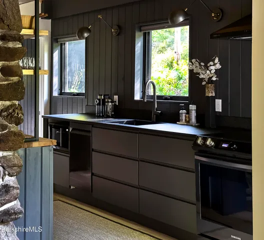 $840,000 | 15 Mahkeenac Heights Road, Stockbridge, MA 01262