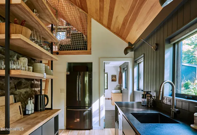 $840,000 | 15 Mahkeenac Heights Road, Stockbridge, MA 01262