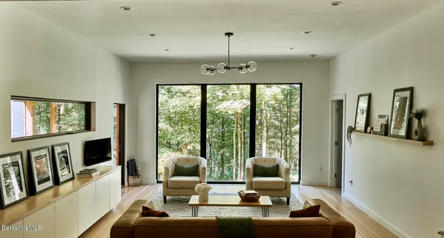 $840,000 | 15 Mahkeenac Heights Road, Stockbridge, MA 01262