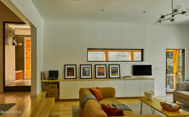 $840,000 | 15 Mahkeenac Heights Road, Stockbridge, MA 01262