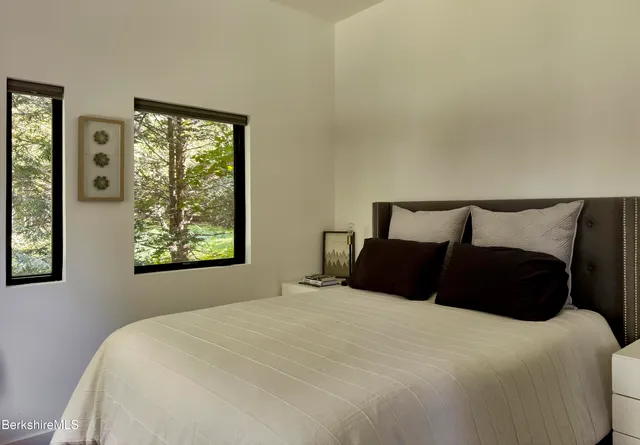 $840,000 | 15 Mahkeenac Heights Road, Stockbridge, MA 01262