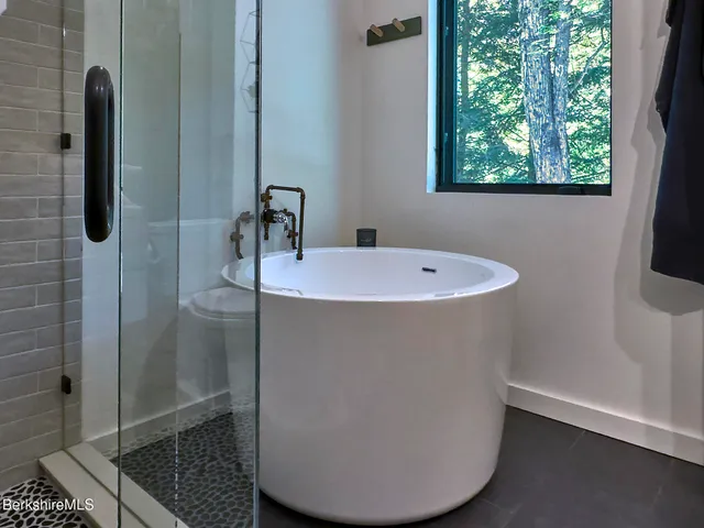 $840,000 | 15 Mahkeenac Heights Road, Stockbridge, MA 01262