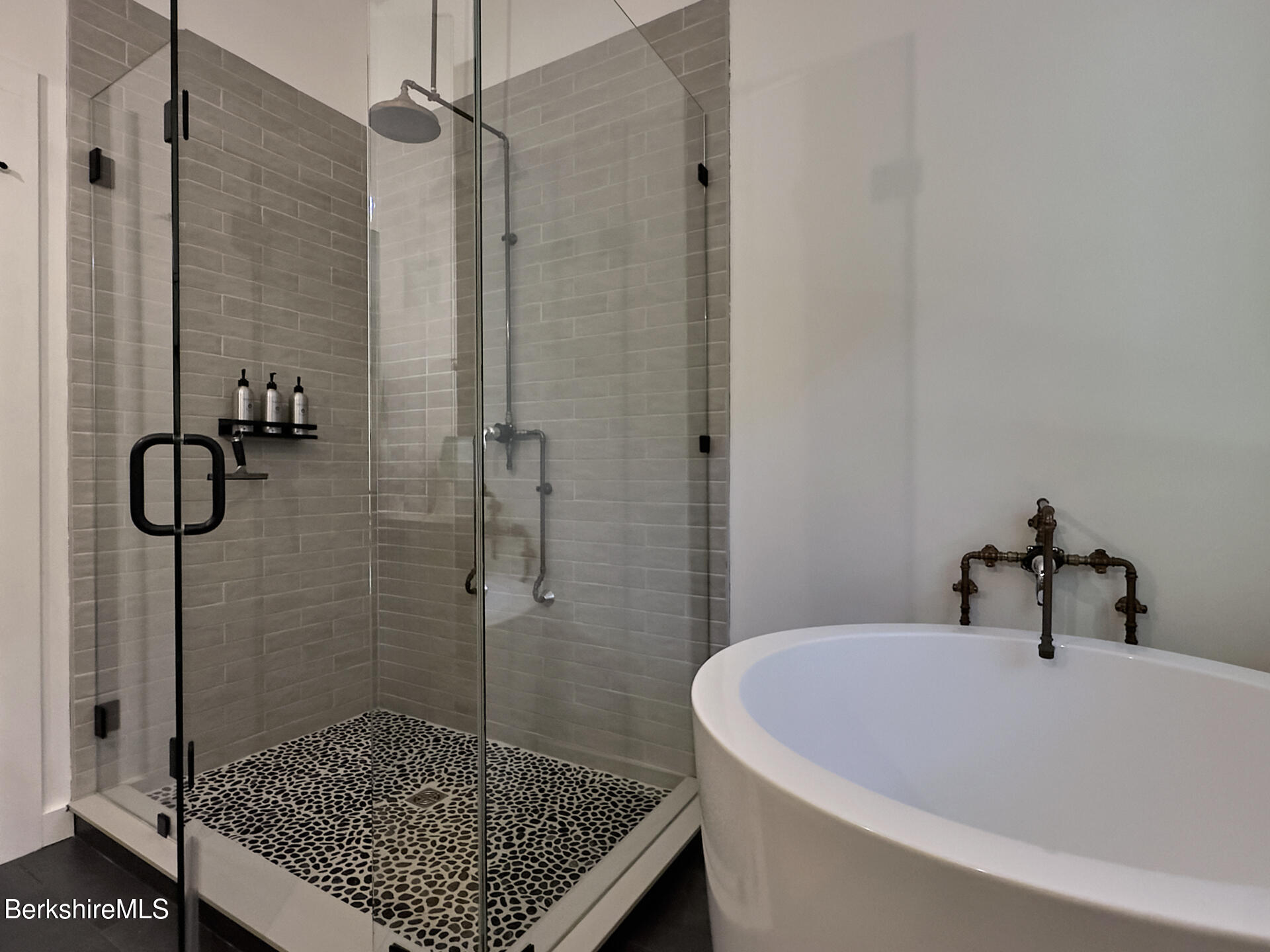 15 Mahkeenac Heights Road Stockbridge, MA 01262 - Photo 19 of 34 Full bathroom