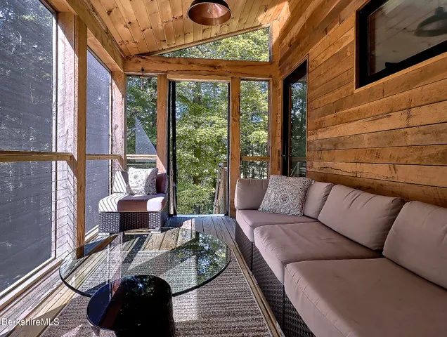 $840,000 | 15 Mahkeenac Heights Road, Stockbridge, MA 01262