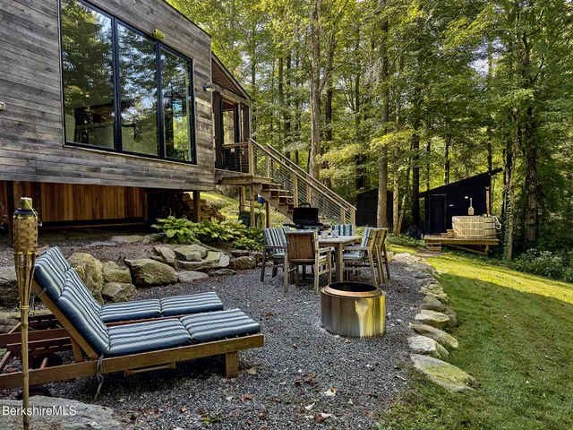 $840,000 | 15 Mahkeenac Heights Road, Stockbridge, MA 01262