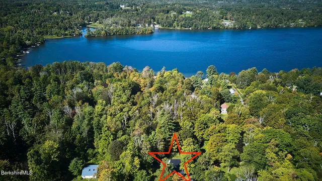 $840,000 | 15 Mahkeenac Heights Road, Stockbridge, MA 01262