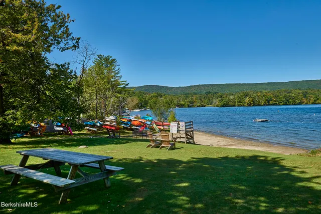 $840,000 | 15 Mahkeenac Heights Road, Stockbridge, MA 01262