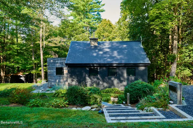 $840,000 | 15 Mahkeenac Heights Road, Stockbridge, MA 01262