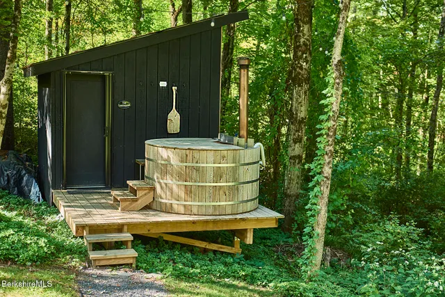 $840,000 | 15 Mahkeenac Heights Road, Stockbridge, MA 01262