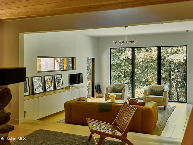 $840,000 | 15 Mahkeenac Heights Road, Stockbridge, MA 01262