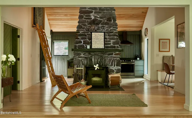 $840,000 | 15 Mahkeenac Heights Road, Stockbridge, MA 01262