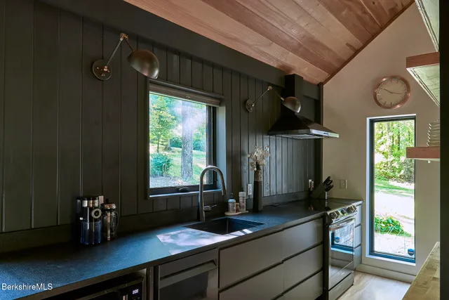 $840,000 | 15 Mahkeenac Heights Road, Stockbridge, MA 01262