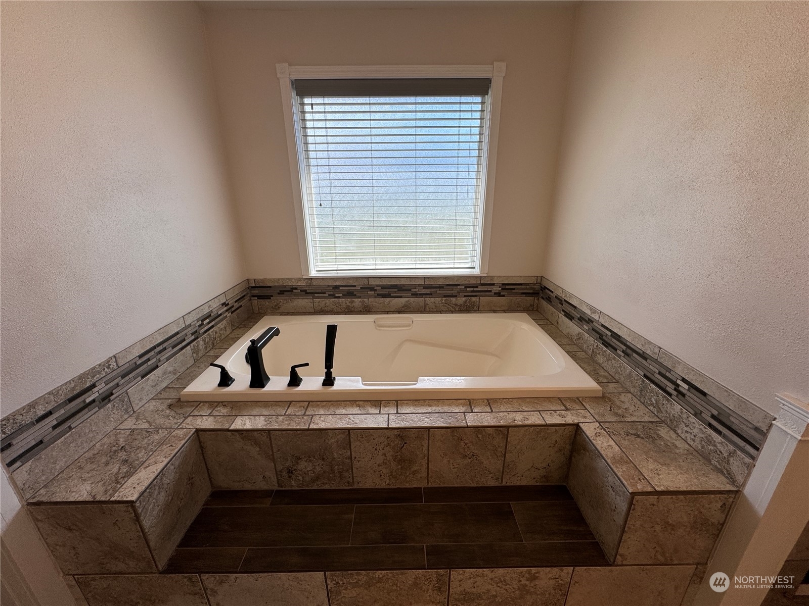 4 Eighme Road Oroville, WA 98844 - Photo 20 of 40 a bathroom with a bathtub and window