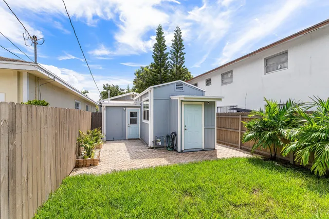 a view of a house with backyard and a garden