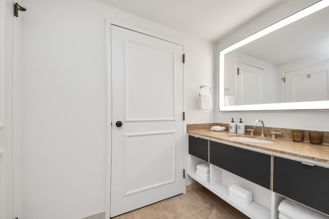1300 Lamar Street, Unit T3 Houston, TX 77010 - Photo 29 of 49 a en suite bathroom with a sink and mirror