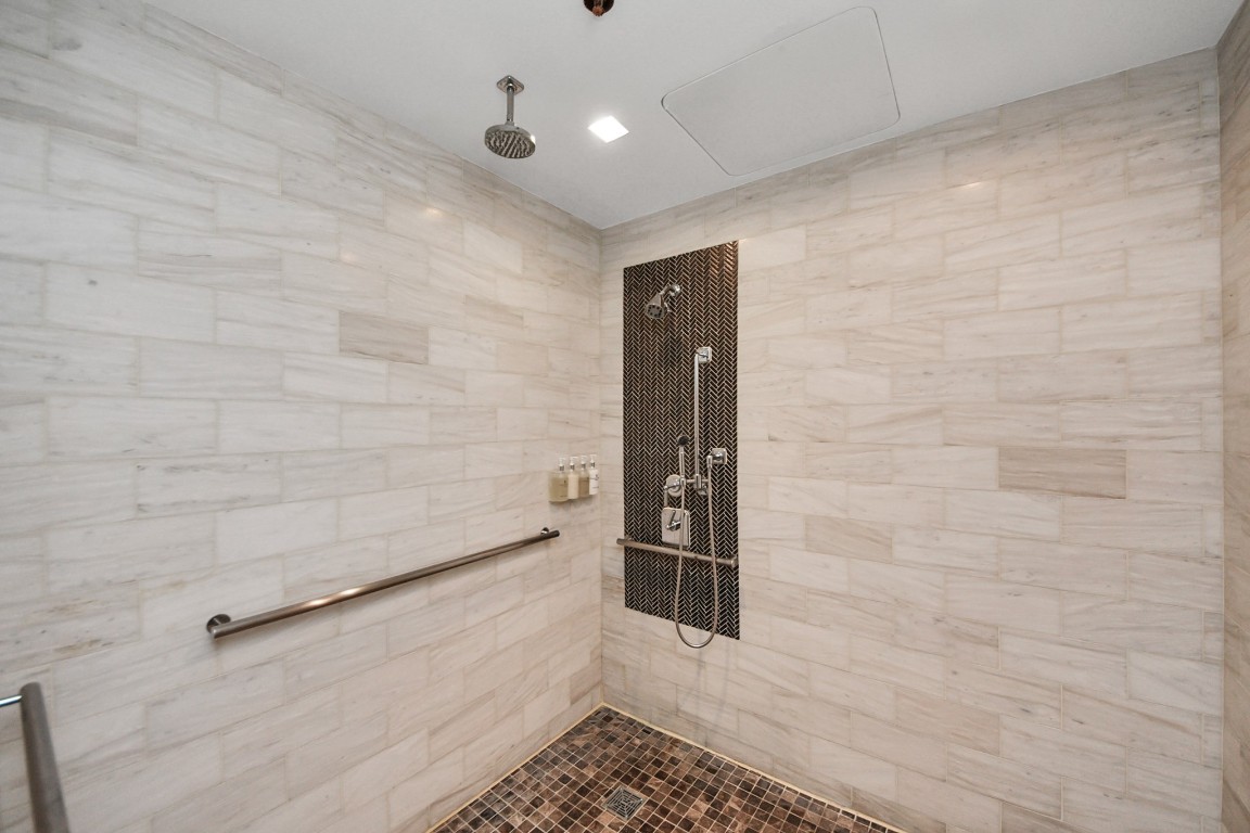 1300 Lamar Street, Unit T3 Houston, TX 77010 - Photo 45 of 49 a bathroom with a shower