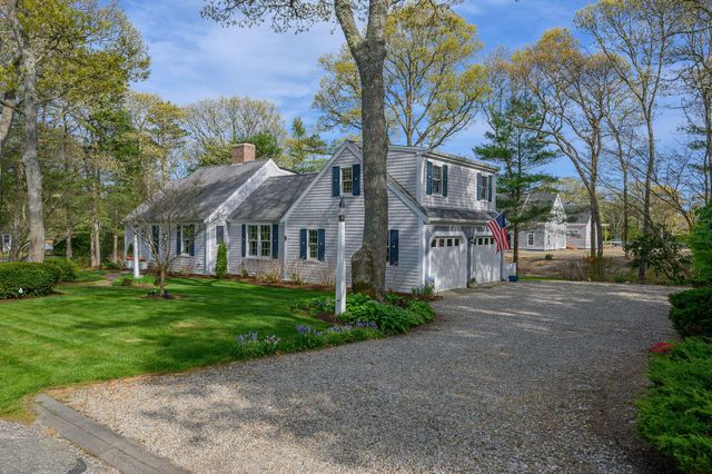 a view of a yard in front of house