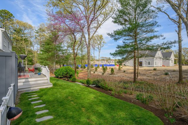 a view of yard with green space