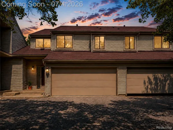 $300,000 | 754 Ashley Circle West, Rochester, MI 48307