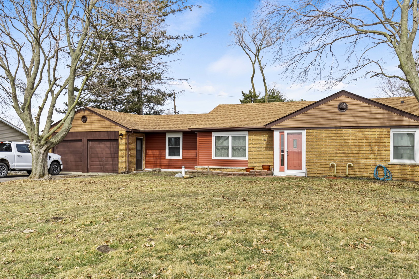 1579 West 2000S Road Kankakee, IL 60901 - Photo 1 of 24 a front view of a house with a yard
